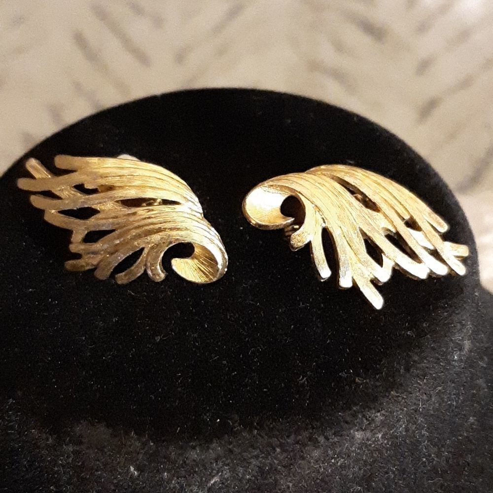 VINTAGE SIGNED MONET Gold Tone  Earrings‎ Clip-On